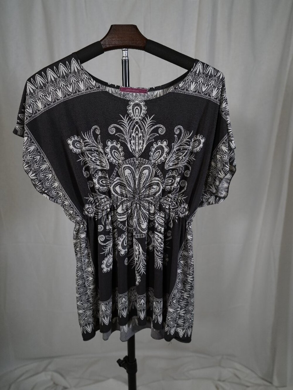 Julie’s Closet Dark Gray And White Boho Ligthweight Tunic Top